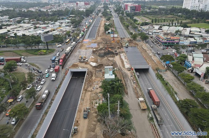 Hầm chui nút giao Nguyễn Văn Linh - Nguyễn Hữu Thọ trước ngày thông xe. Ảnh: Tuấn Việt