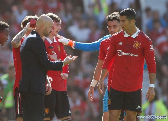 Ronaldo (phải) trao đổi với HLV Erik ten Hag trong trận giao hữu giữa Man Utd với Rayo Vallecano trên sân Old Trafford， Manchester ngày 31/7/2022. Ảnh: Reuters