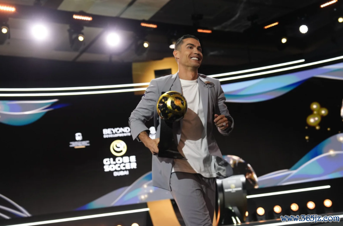 Cristiano Ronaldo nhận giải Cầu thủ hay nhất Trung Đông năm 2024 tại Globe Soccer hôm 27/12.