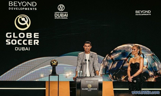 Ronaldo phát biểu sau khi nhận giải Cầu thủ hay nhất Trung Đông 2024. Ảnh: Al Nassr