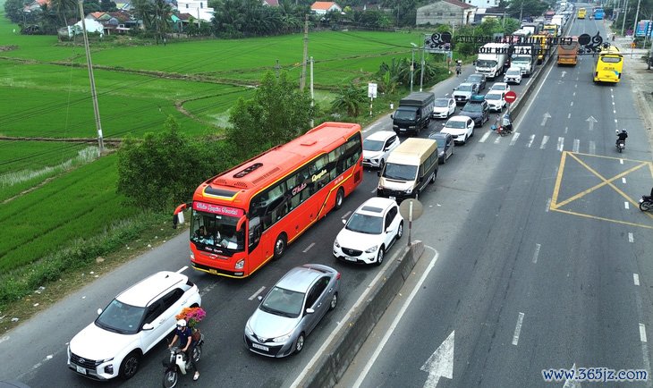 Số giây đèn xanh ngắn， quốc lộ 1 qua Khánh Hòa ùn ứ - Ảnh 2.