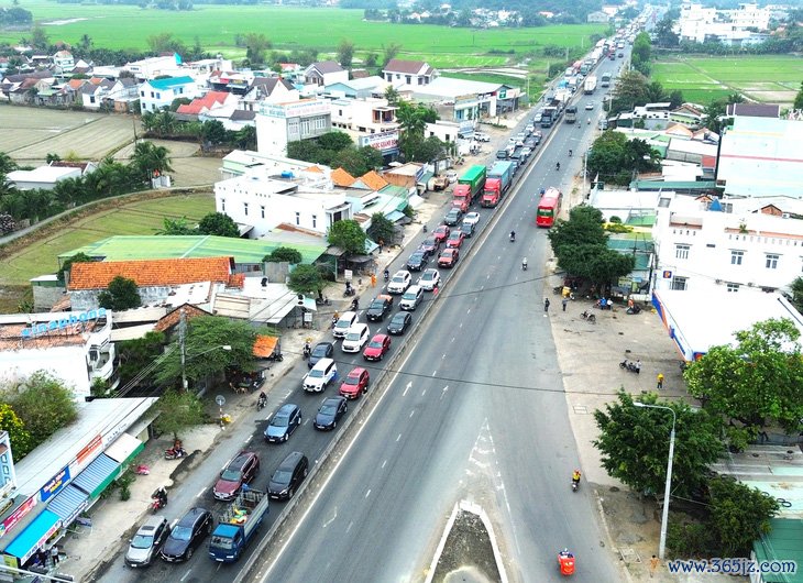 Đèn tín hiệu giao thông gây... ùn ứ trên quốc lộ 1 - Ảnh 1.