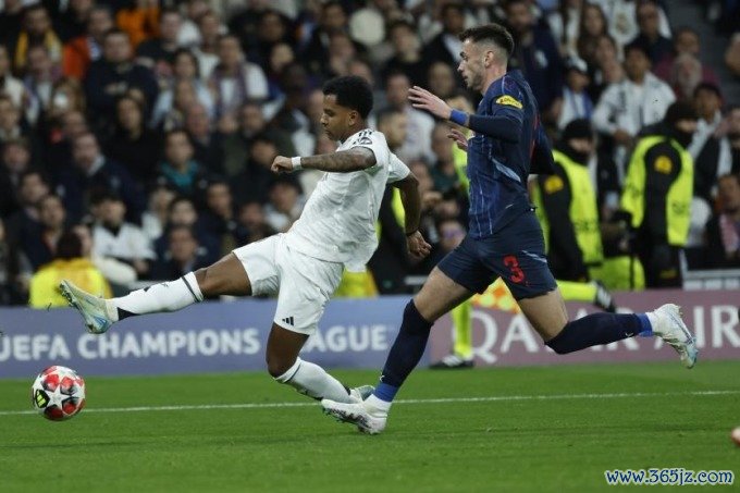 Rodrygo (trái) mở tỷ số trận Real 5-1 Salzburg tối 22/1. Ảnh: EFE